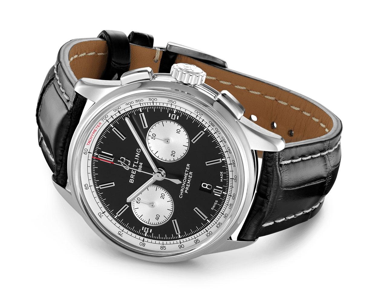Breitling Premier B01 Chronograph 42 Automatik Edelstahl schwarzes Zifferblatt schwarzes Lederband – Herrenuhren Chronograph aus Edelstahl. Das Gehäuse ist rund und silber. Das Lederarmband ist schwarz. Das Zifferblatt ist ein Index in schwarz. – Ansicht 3