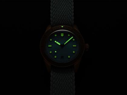 Oris Divers Sixty-Five Cotton Candy Automatik Bronze 38mm blaues Zifferblatt blaues Textilband – Damenuhren Uhr mit Datum aus Bronze und Leder. Das Gehäuse ist rund und roségold. Das Textilarmband ist blau. Das Zifferblatt ist ein Index in blau. – Ansicht 6
