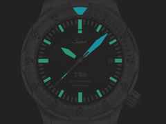 Sinn Spezialuhren T50 Taucheruhr Automatik Titan 41mm schwarzes Zifferblatt schwarz Silikonband – Herrenuhren Uhr mit Datum aus Kautschuk und Titan. Das Gehäuse ist rund und grau. Das Kautschuk / Kunststoff / Silikon Armband ist schwarz. Das Zifferblatt ist ein Index in schwarz. – Ansicht 4