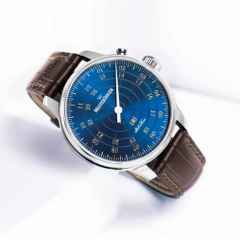 MeisterSinger Bell Hora Automatik Edelstahl mittelblau Lederband braun – Herrenuhren Uhr ohne Datum aus Edelstahl. Das Gehäuse ist rund und silber. Das Lederarmband ist braun. Das Zifferblatt ist arabisch und blau. – Ansicht 2