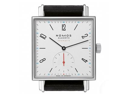 Nomos Glashütte Tetra neomatik 39 Automatik Edelstahl 33mm weißes Zifferblatt schwarzes Lederband – Damenuhren Uhr ohne Datum aus Edelstahl. Das Gehäuse ist quadratisch und silber. Das Lederarmband ist schwarz. Das Zifferblatt ist arabisch Index und weiß. – Ansicht 4