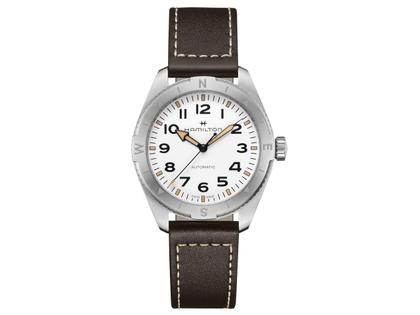 Hamilton Khaki Field Expedition Auto Edelstahl 41mm weißes Zifferblatt braunes Lederband – Herrenuhren Uhr ohne Datum aus Edelstahl und Leder. Das Gehäuse ist rund und silber. Das Edelstahlarmband ist braun. Das Zifferblatt ist arabisch und weiß.