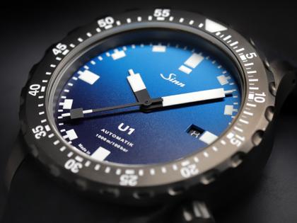 Sinn Spezialuhren U1 S Roller Limited Edition - Chemnitz Kulturhauptstadt2025 - Automatik U-Boot-Stahl 44mm blaues Zifferblatt schwarzes Metallband – Herrenuhren Uhr mit Datum aus Edelstahl, Metall und PVD beschichtet. Das Gehäuse ist rund und schwarz. Das Edelstahlarmband ist schwarz. Das Zifferblatt ist ein Index in blau. – Ansicht 7