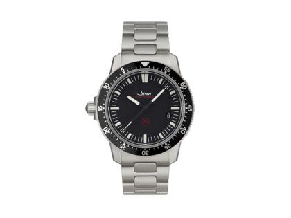 Herrenuhren Uhr mit Datum aus Edelstahl. Das Gehäuse ist rund und silber. Das Edelstahlarmband ist silber. Das Zifferblatt ist ein Index in schwarz.