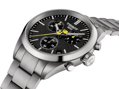 Tissot PR 100 Tour de France 2024 Chronograph Quarz Edelstahl 40mm schwarzes Zifferblatt Metallband – Herrenuhren Chronograph aus Edelstahl. Das Gehäuse ist rund und silber. Das Edelstahlarmband ist silber. Das Zifferblatt ist ein Index in schwarz. – Ansicht 4
