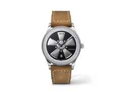 Union Glashütte Noramis Datum Deutschland Klassik 2023 Limitierte Edition Automatik Edelstahl 40mm Felgendesign Zifferblatt braunes Lederband – Herrenuhren Uhr mit Datum aus Edelstahl. Das Gehäuse ist rund und silber. Das Lederarmband ist braun. Das Zifferblatt ist ohne Zeichen und schwarz.