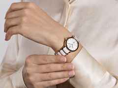 Rado Centrix Diamonds Automatik Edelstahl Roségold-PVD 30,5mm weißes Zifferblatt mit Brillanten Metallband – Damenuhren Uhr mit Datum aus Edelstahl, Keramik und PVD beschichtet. Das Gehäuse ist rund und roségold. Das Keramikarmband ist weiß. Das Zifferblatt ist ein Index in weiß. – Ansicht 6
