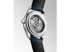 Longines Master Collection Automatik Edelstahl 39mm silbernes Zifferblatt blaues Lederband – Herrenuhren Uhr mit Datum aus Edelstahl und Leder. Das Gehäuse ist rund und silber. Das Lederarmband Kroko / Alligator ist blau. Das Zifferblatt ist arabisch und silber. – Ansicht 4