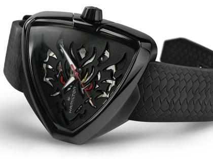 Hamilton Ventura Elvis80 Skeleton Dragon Auto Edelstahl PVD-Schwarz 42x45mm schwarzes Zifferblatt Kautschukband – Damenuhren Uhr ohne Datum aus Edelstahl, Kautschuk und PVD beschichtet. Das Gehäuse ist sonstige Form und schwarz. Das Kautschuk / Kunststoff / Silikon Armband ist schwarz. Das Zifferblatt ist ohne Zeichen und schwarz. – Ansicht 2