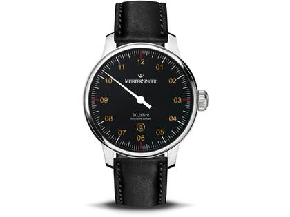 MeisterSinger No 03 30 Jahre Deutsche Einheit Limited Edition 60 Exemplare – Herrenuhren Uhr mit Datum aus Edelstahl und Leder. Das Gehäuse ist rund und silber. Das Lederarmband ist schwarz. Das Zifferblatt ist arabisch und schwarz.