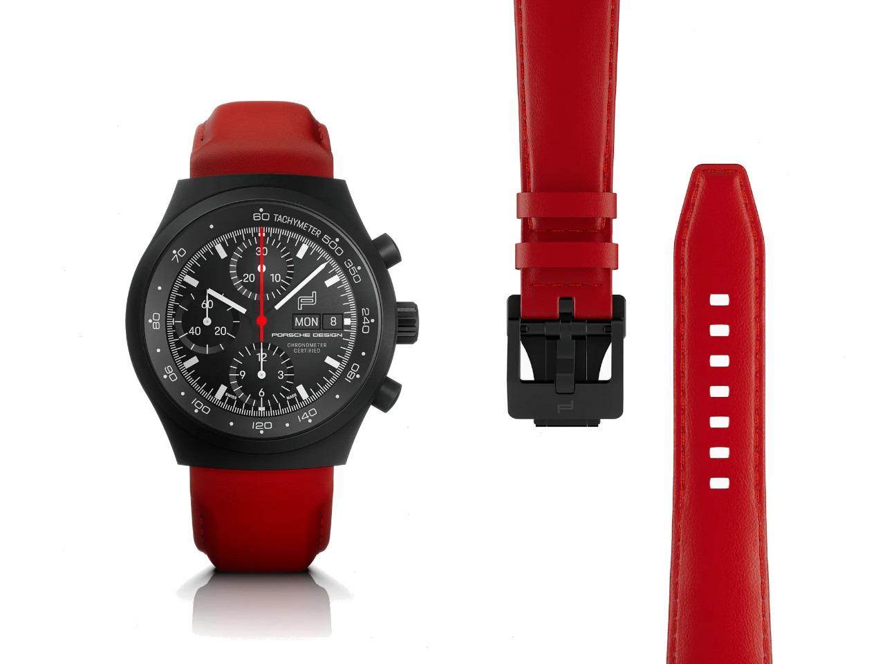 Porsche Design Chronograph 1 - All Black Numbered Edition Automatik Titan Schwarz-TiC 40mm schwarzes Zifferblatt rotes Lederband – Herrenuhren Chronograph aus Leder, Titan und Titancarbid beschichtet. Das Gehäuse ist rund und schwarz. Das Lederarmband ist rot. Das Zifferblatt ist ein Index in schwarz. – Ansicht 2