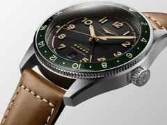 Longines Spirit Zulu Time Automatik Edelstahl 42mm anthrazites Zifferblatt braunes Lederband – Herrenuhren Uhr mit Datum aus Edelstahl, Keramik und Leder. Das Gehäuse ist rund und silber. Das Lederarmband ist braun. Das Zifferblatt ist arabisch und grau. – Ansicht 4
