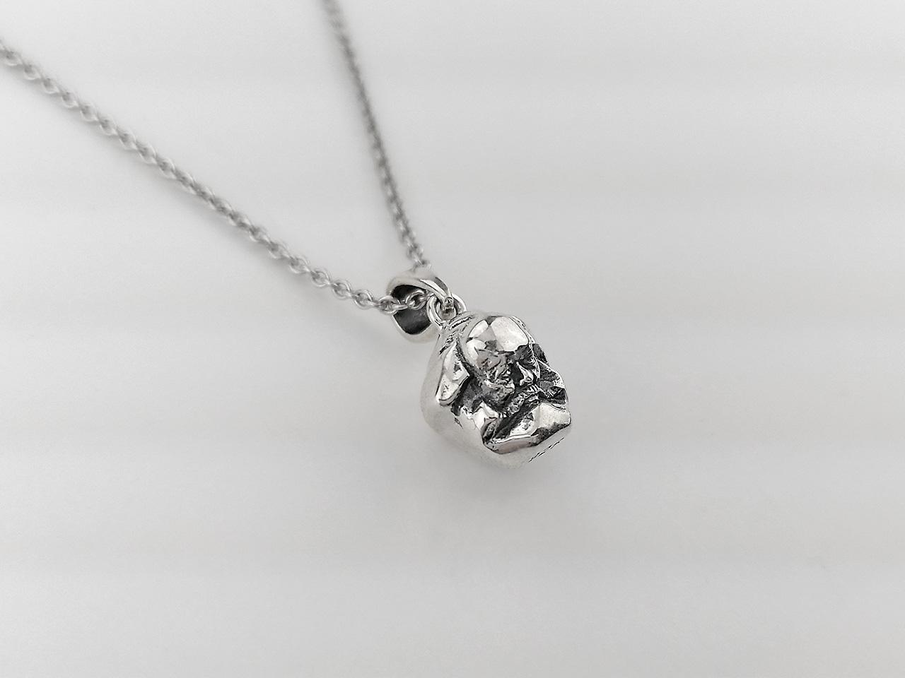 Juwelier Roller | Atelier Edition "Nischel" Kette mit Anhänger aus Silber - in Anlehnung an das Karl Marx Monument – Halsschmuck Kette mit Anhänger in silber und aus 925 Silber. – Ansicht 2