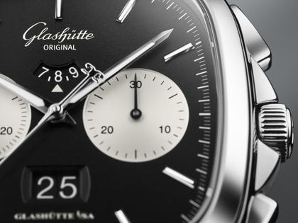 Glashütte Original Seventies Chronograph XV Limited Edition Automatik Edelstahl 40mm schwarzes Zifferblatt Metallband – Herrenuhren Chronograph aus 750 Weißgold und Edelstahl. Das Gehäuse ist quadratisch und silber. Das Edelstahlarmband ist silber. Das Zifferblatt ist ein Index in schwarz. – Ansicht 4