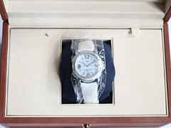 Juwelier Roller Ulysse Nardin Dual Time Lady Automatik Edelstahl Diamant-Lünette Perlmutt-Zifferblatt hellblau Lederband 223-28/693 Full Set Occasion Refurbished – Damenuhren Uhr mit Datum aus Edelstahl und Leder. Das Gehäuse ist rund und silber. Das Lederarmband Kroko / Alligator ist weiß. Das Zifferblatt ist arabisch Index und blau. – Ansicht 3