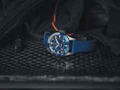 Hamilton Khaki Navy x Syroco Special Edition Automatik Edelstahl 40mm blaues Zifferblatt blaues Kautschukband – Herrenuhren Uhr mit Datum aus Edelstahl und Kautschuk. Das Gehäuse ist rund und silber. Das Kautschuk / Kunststoff / Silikon Armband ist blau. Das Zifferblatt ist ein Index in blau. – Ansicht 4