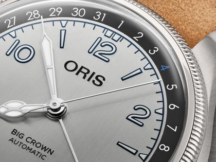 Oris Big Crown Pointer Date Lou Gehrig Limited Edition Automatik Edelstahl 40mm silbernes Zifferblatt braunes Lederband – Herrenuhren Uhr mit Datum aus Edelstahl und Leder. Das Gehäuse ist rund und silber. Das Lederarmband ist braun. Das Zifferblatt ist arabisch Index und silber. – Ansicht 4