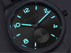 Nomos Glashütte Club Sport neomatik 39 Smoke Automatik Edelstahl graues Zifferblatt Metallband Glasboden – Herrenuhren Uhr ohne Datum aus Edelstahl. Das Gehäuse ist rund und silber. Das Edelstahlarmband ist silber. Das Zifferblatt ist arabisch Index und grau. – Ansicht 5