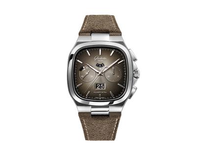Glashütte Original Seventies Chronograph Panoramadatum Limited Edition Automatik Edelstahl 40mm braunes Zifferblatt braunes Lederband – Herrenuhren Chronograph aus Edelstahl. Das Gehäuse ist quadratisch und silber. Das Lederarmband ist braun. Das Zifferblatt ist ein Index in braun.