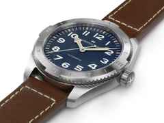 Hamilton Khaki Field Expedition Automatik Edelstahl 41mm dunkelblaues Zifferblatt braunes Lederband – Herrenuhren Uhr ohne Datum aus Edelstahl und Leder. Das Gehäuse ist rund und silber. Das Edelstahlarmband ist braun. Das Zifferblatt ist arabisch und blau. – Ansicht 2