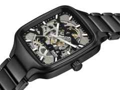 Rado True Square Skeleton Automatik Keramik 38mm skelettiertes Zifferblatt schwarzes Keramikband – Herrenuhren Uhr ohne Datum aus Keramik und Titan. Das Gehäuse ist quadratisch und grau. Das Keramikarmband ist schwarz. Das Zifferblatt ist skelettiert und schwarz. – Ansicht 2