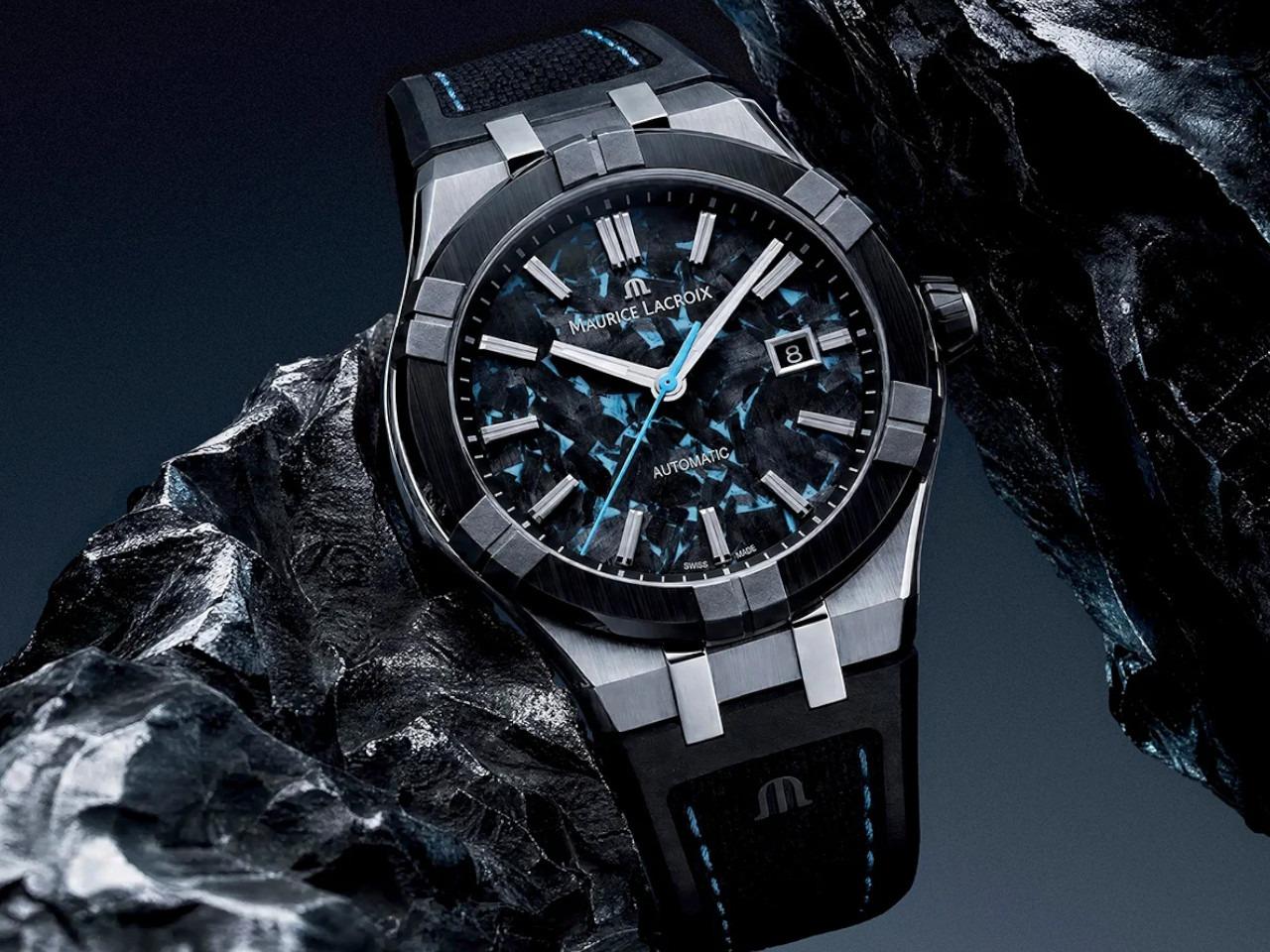 Maurice Lacroix AIKON-IC Frozen Carbon Automatik Edelstahl 43mm Carbon-Zifferblatt schwarzes Kautschukband – Herrenuhren Uhr mit Datum aus Carbon, Edelstahl, Kautschuk und Keramik. Das Gehäuse ist rund und silber. Das Kautschuk / Kunststoff / Silikon Armband ist schwarz. Das Zifferblatt ist ein Index in schwarz. – Ansicht 2