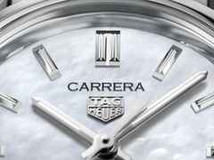 TAG Heuer Carrera Date Automatik Edelstahl 29mm weißes Perlmutt-Zifferblatt Metallband – Damenuhren Uhr mit Datum aus Edelstahl. Das Gehäuse ist rund und silber. Das Edelstahlarmband ist silber. Das Zifferblatt ist ein Index in weiß. – Ansicht 4