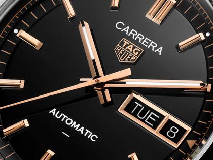 TAG Heuer Carrera Day-Date Automatik Edelstahl 41mm schwarzes Zifferblatt zweifarbiges Metallband – Herrenuhren Uhr mit Datum aus 750 Rotgold und Edelstahl. Das Gehäuse ist rund und silber. Das Edelstahlarmband ist silber-roségold. Das Zifferblatt ist ein Index in schwarz. – Ansicht 4
