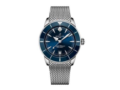 Herrenuhren Uhr mit Datum aus Edelstahl und Keramik. Das Gehäuse ist rund und silber. Das Edelstahlarmband ist silber. Das Zifferblatt ist ein Index in blau.