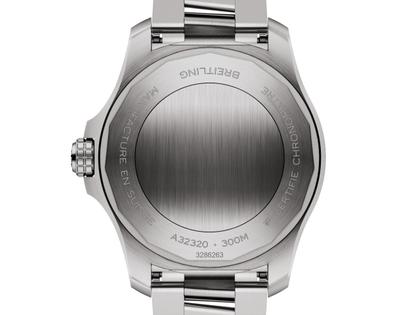 Breitling Avenger GMT 44 Automatik Edelstahl blaues Zifferblatt Metallband – Herrenuhren Uhr mit Datum aus Edelstahl. Das Gehäuse ist rund und silber. Das Edelstahlarmband ist silber. Das Zifferblatt ist ein Index in blau. – Ansicht 4