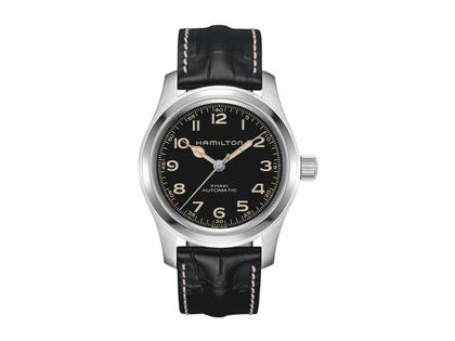 Hamilton Khaki Field Murph Auto Edelstahl 42mm schwarzes Zifferblatt schwarzes Lederband – Herrenuhren Uhr ohne Datum aus Edelstahl. Das Gehäuse ist rund und silber. Das Lederarmband ist silber. Das Zifferblatt ist arabisch und schwarz.