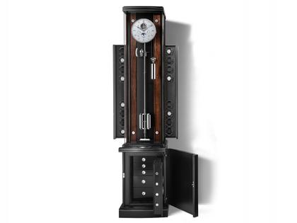 Erwin Sattler Stand-Präzisionspendeluhr Troja Lunaris M II Handaufzug silbernes Zifferblatt – Großuhren Standuhr aus Edelstahl und Holz. Das Gehäuse ist rechteckig und schwarz. Das Zifferblatt ist römisch und silber.