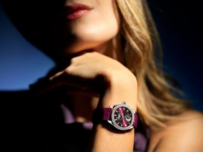 Glashütte Original Lady Serenade Luna Purpursamt Automatik Edelstahl 32,5mm violettes Zifferblatt violettes Lederband – Damenuhren Uhr ohne Datum aus 750 Weißgold, Edelstahl und Leder. Das Gehäuse ist rund und silber. Das Lederarmband Kroko / Alligator ist lila. Das Zifferblatt ist ein Index in lila. – Ansicht 14