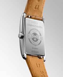Longines DolceVita  Medium Quarz Edelstahl 23x37mm silbernes Zifferblatt römisch braunes Lederband – Damenuhren Uhr ohne Datum aus Edelstahl. Das Gehäuse ist rechteckig und silber. Das Lederarmband Kroko / Alligator ist braun. Das Zifferblatt ist römisch und silber. – Ansicht 4