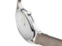 Nomos Glashütte Orion 33 Duo Handaufzug Edelstahl 33mm weißes Zifferblatt beiges Lederband Glasboden – Damenuhren Uhr ohne Datum aus Edelstahl. Das Gehäuse ist rund und silber. Das Lederarmband ist beige. Das Zifferblatt ist ein Index in beige. – Ansicht 4
