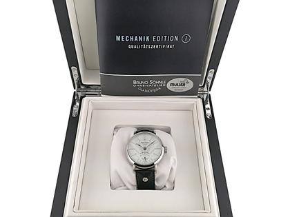 Bruno Söhnle Glashütte Mechanik Edition I Limited Edition Handaufzug Edelstahl 43mm weißes Zifferblatt schwarzes Lederband 17-11100-241 OVP Occasion – Herrenuhren Uhr ohne Datum aus Edelstahl. Das Gehäuse ist rund und silber. Das Lederarmband ist schwarz. Das Zifferblatt ist arabisch Index und silber. – Ansicht 3