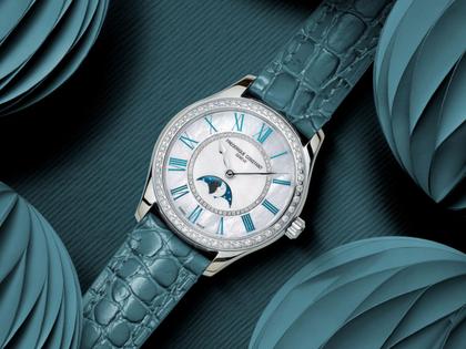 Frederique Constant Classics Elegance Luna Automatik Edelstahl 36mm weißes Zifferblatt blaues Lederband – Damenuhren Uhr ohne Datum aus Edelstahl und Leder. Das Gehäuse ist rund und silber. Das Lederarmband ist blau. Das Zifferblatt ist römisch und weiß. – Ansicht 4