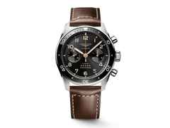 Longines Spirit Flyback Chronograph Automatik Edelstahl 42mm schwarzes Zifferblatt braunes Lederband – Herrenuhren Chronograph aus Edelstahl und Keramik. Das Gehäuse ist rund und silber. Das Lederarmband ist braun. Das Zifferblatt ist arabisch Index und schwarz.
