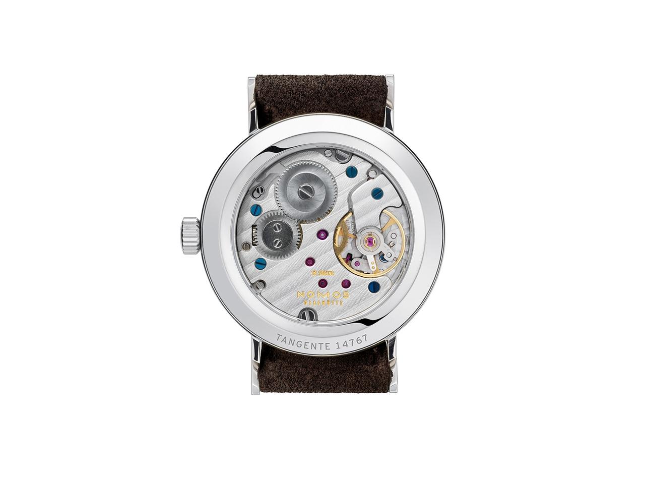 Nomos Glashütte Tangente 33 Karat Handaufzug Edelstahl 33mm vergoldetes Zifferblatt braunes Lederband Glasboden – Damenuhren Uhr ohne Datum aus Edelstahl und Leder. Das Gehäuse ist rund und silber. Das Lederarmband ist braun. Das Zifferblatt ist arabisch Index und gelbgold. – Ansicht 2
