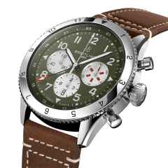 Breitling Super Avi B04 Chronograph GMT 46 Curtiss Warhawk Automatik Edelstahl grünes Zifferblatt braunes Lederband – Herrenuhren Chronograph aus Edelstahl. Das Gehäuse ist rund und silber. Das Lederarmband ist braun. Das Zifferblatt ist arabisch und grün. – Ansicht 3