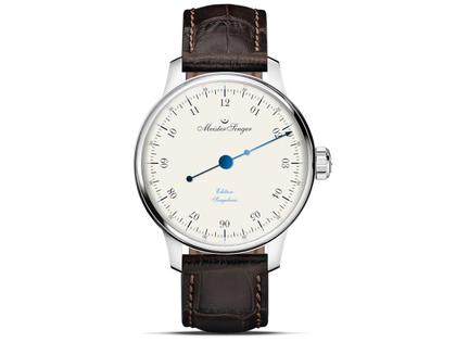 MeisterSinger Singularis Edelstahl blaues Zifferblatt cognacfarbenes Vintagelederband – Herrenuhren Uhr ohne Datum aus Edelstahl und Leder. Das Gehäuse ist rund und silber. Das Lederarmband Kroko / Alligator ist braun. Das Zifferblatt ist arabisch und beige.