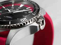 Hamilton Khaki Navy Scuba Auto Edelstahl 40mm schwarzes Zifferblatt pinkes Kautschukband – Herrenuhren Uhr mit Datum aus Edelstahl und Kautschuk. Das Gehäuse ist rund und silber. Das Kautschuk / Kunststoff / Silikon Armband ist pink. Das Zifferblatt ist arabisch Index und schwarz. – Ansicht 4