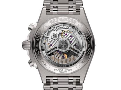 Breitling Chronomat B01 42 Automatik Titan graues Zifferblatt Metallband – Herrenuhren Chronograph aus Titan. Das Gehäuse ist rund und grau. Das Titanarmband ist grau. Das Zifferblatt ist ein Index in anthrazit. – Ansicht 2