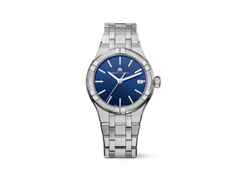 Maurice Lacroix Aikon Quarz Edelstahl 35mm blaues Zifferblatt Metallband – Damenuhren Uhr mit Datum aus Edelstahl, PVD beschichtet und vergoldet. Das Gehäuse ist rund und silber. Das Edelstahlarmband ist silber. Das Zifferblatt ist ein Index in blau.