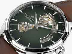 Hamilton Jazzmaster Open Heart Automatik Edelstahl 42mm grünes Zifferblatt braunes Lederband – Herrenuhren Uhr ohne Datum aus Edelstahl. Das Gehäuse ist rund und silber. Das Lederarmband ist braun. Das Zifferblatt ist ein Index in grün. – Ansicht 4