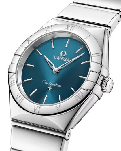 Omega Constellation Quarz Edelstahl  poliert 28mm pfauenblaues Zifferblatt Metallband – Damenuhren Uhr ohne Datum aus Edelstahl. Das Gehäuse ist rund und silber. Das Edelstahlarmband ist silber. Das Zifferblatt ist ein Index in blau. – Ansicht 4