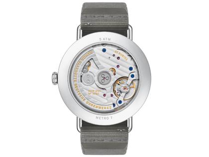 Nomos Glashütte Metro neomatik 41 Update Automatik Edelstahl 41mm weißes Zifferblatt graues Textilband – Herrenuhren Uhr mit Datum aus Edelstahl. Das Gehäuse ist rund und silber. Das Textilarmband ist schwarz. Das Zifferblatt ist arabisch Index und blau. – Ansicht 3