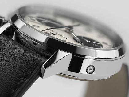 Hamilton American Classic Intra-Matic Auto Chrono 40 mm silbernes Zifferblatt schwarzes Lederband – Herrenuhren Chronograph aus Edelstahl und Leder. Das Gehäuse ist rund und silber. Das Lederarmband ist schwarz. Das Zifferblatt ist ein Index in weiß. – Ansicht 3