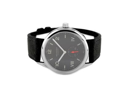 Nomos Glashütte Club Campus 38 Nacht Handaufzug Edelstahl 38mm blaues Zifferblatt Lederband Glasboden 738 Full Set mit Garantie Occasion Neu – Herrenuhren Uhr ohne Datum aus Edelstahl. Das Gehäuse ist rund und silber. Das Lederarmband ist anthrazit. Das Zifferblatt ist anthrazit.