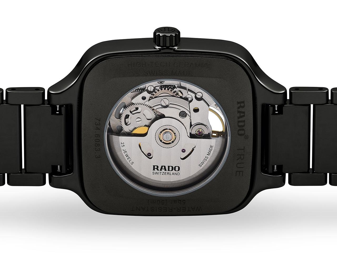Rado True Square Automatik Keramik anthrazit Open Heart Keramikband – Herrenuhren Uhr ohne Datum aus Keramik. Das Gehäuse ist quadratisch und grau. Das Keramikarmband ist grau. Das Zifferblatt ist skelettiert und schwarz. – Ansicht 2
